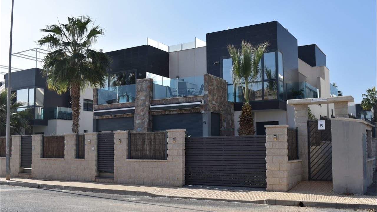 €210,000- 3 bedroom, 2 bathroom modern style house in Lomas de Cabo Roig.