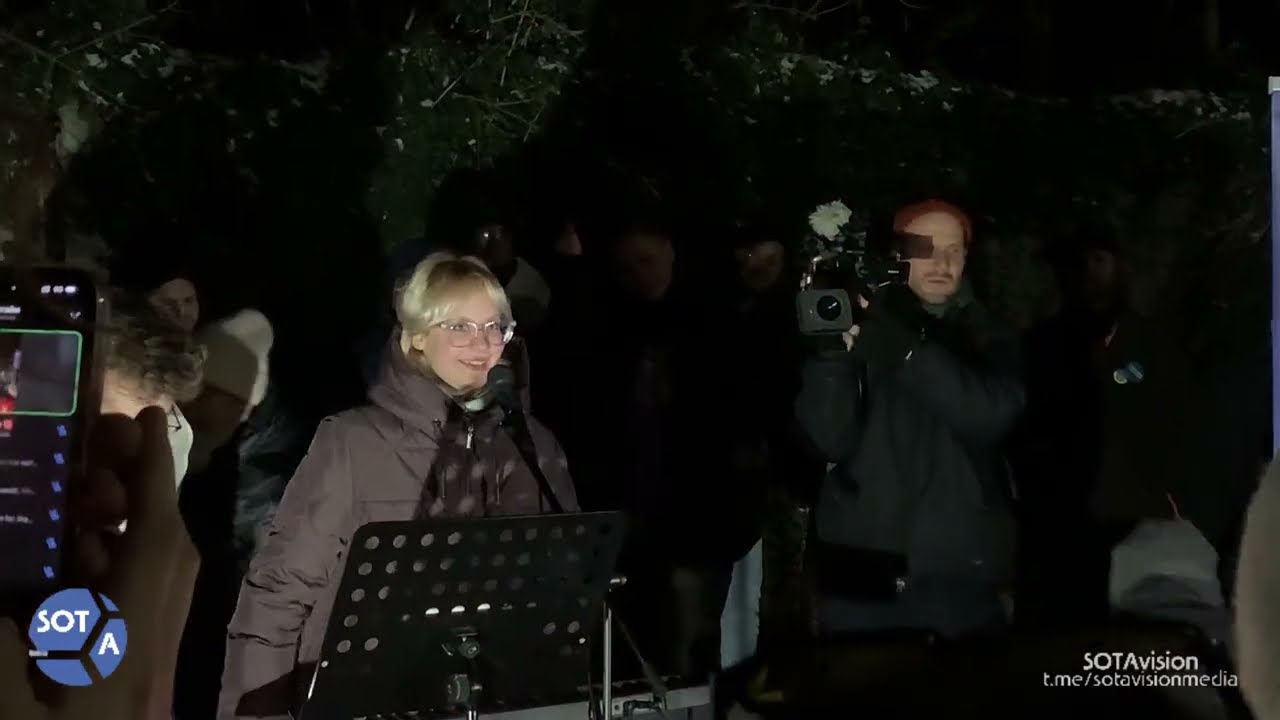 "Эта жаба сидит 26 лет во власти" Стоп тайм, Наоко и Илья Яшин у российского посольства в Праге