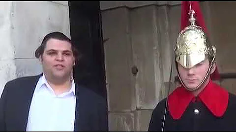Funny guy makes Royal Guard Laugh at Buckingham Palace