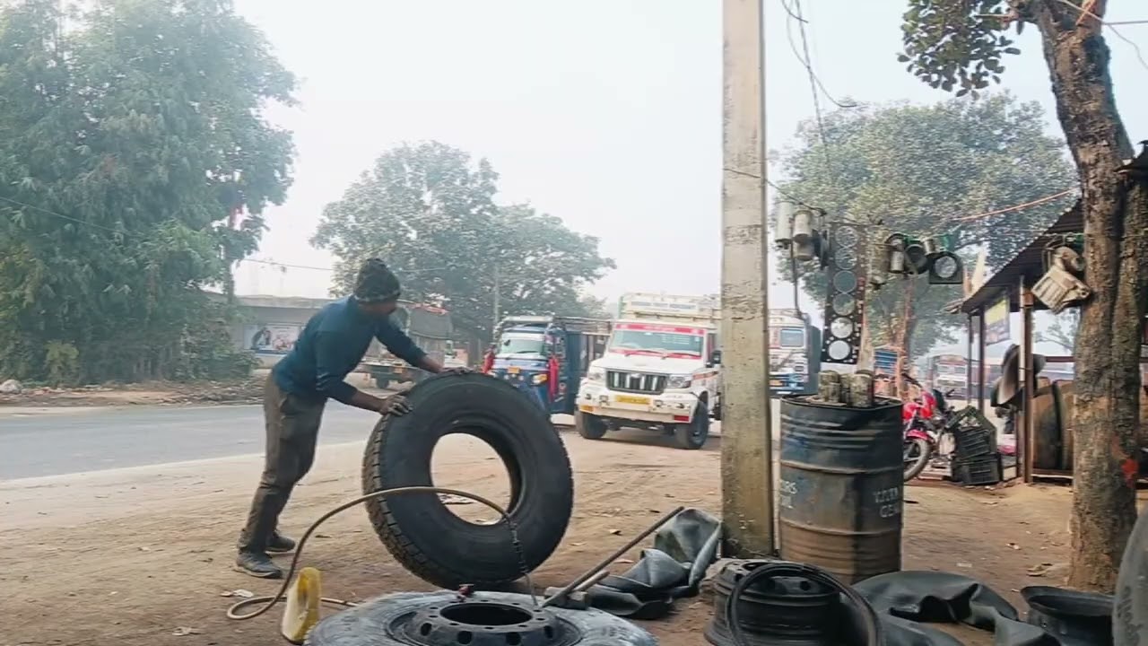 Indian Vehicle BS 4 Truck Rear Excel  Retreaded (Resol)2 Tyre Fitting #automobile🇮🇳