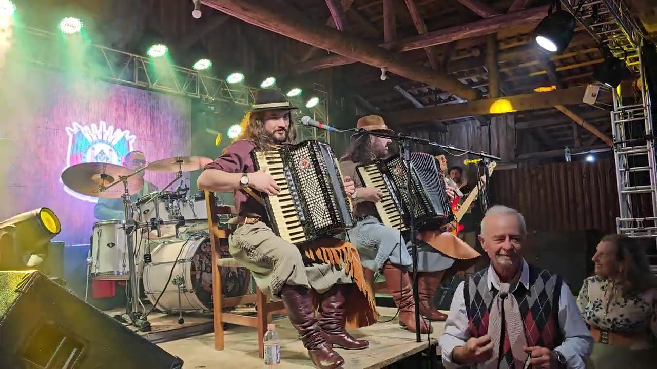 NO PALCO DA SOCIEDADE GAUCHA DE LOMBA GRANDE EM NOVO HAMBURGO/RS ELESSS GRUPO CORDIONA..
