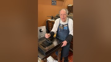 Howard drukt met behulp van letterpress het nieuws voor onze nieuwste YouTube-mijlpaal.