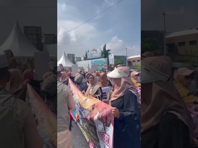 Forum Masyarakat Lampung (FML) menggelar aksi di Tugu Adipura, Bandar Lampung, Sabtu (27/6).