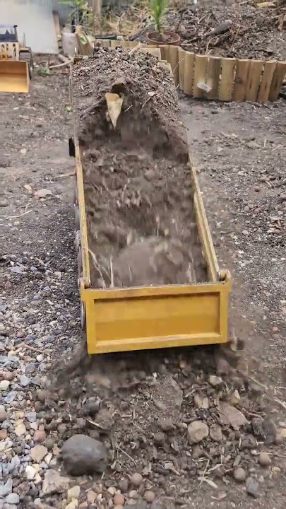 #huina dump truk in action featuring proportial controls & 4 wheel steering & larger load capacity.