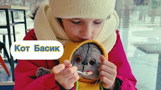 Басик на прогулке зимой 2022
