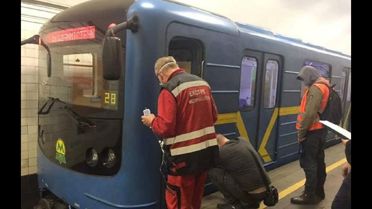 люди на станции метро