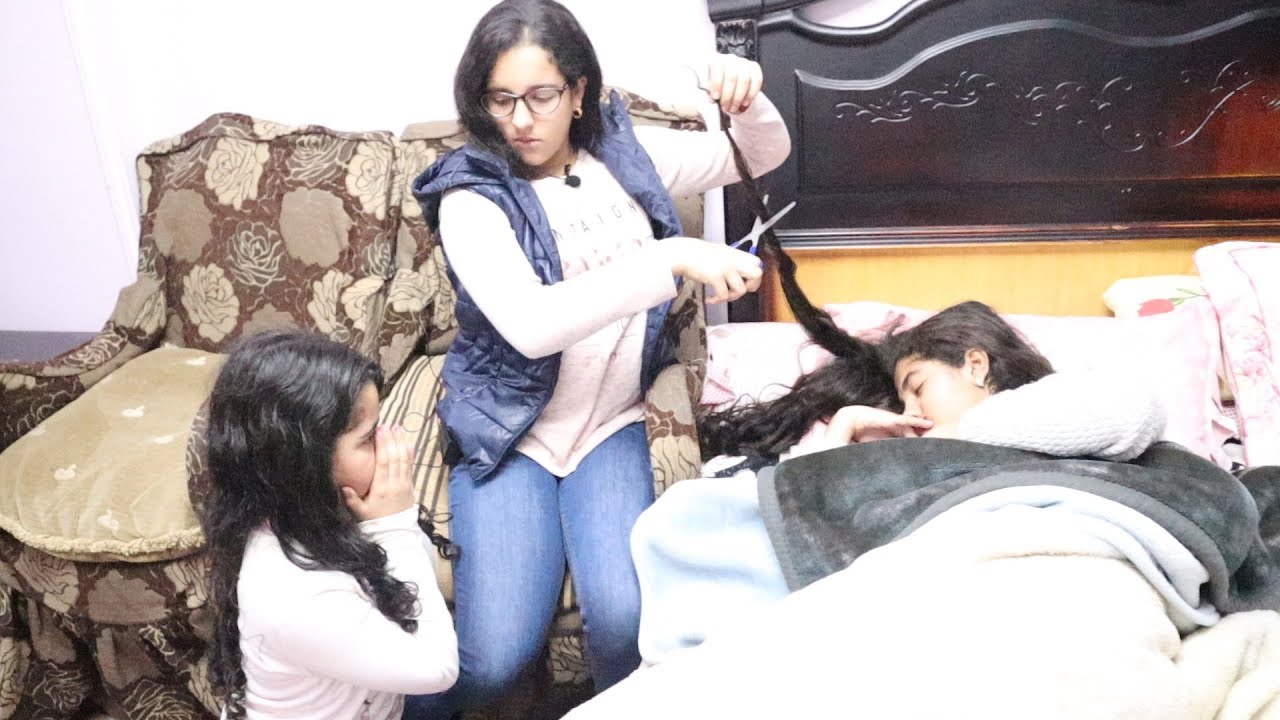 بنت تعامل اختها الصغيره كانها ولد بسبب ان شعرها قصير ولكن اختها تنتقم منها وتقص شعرها