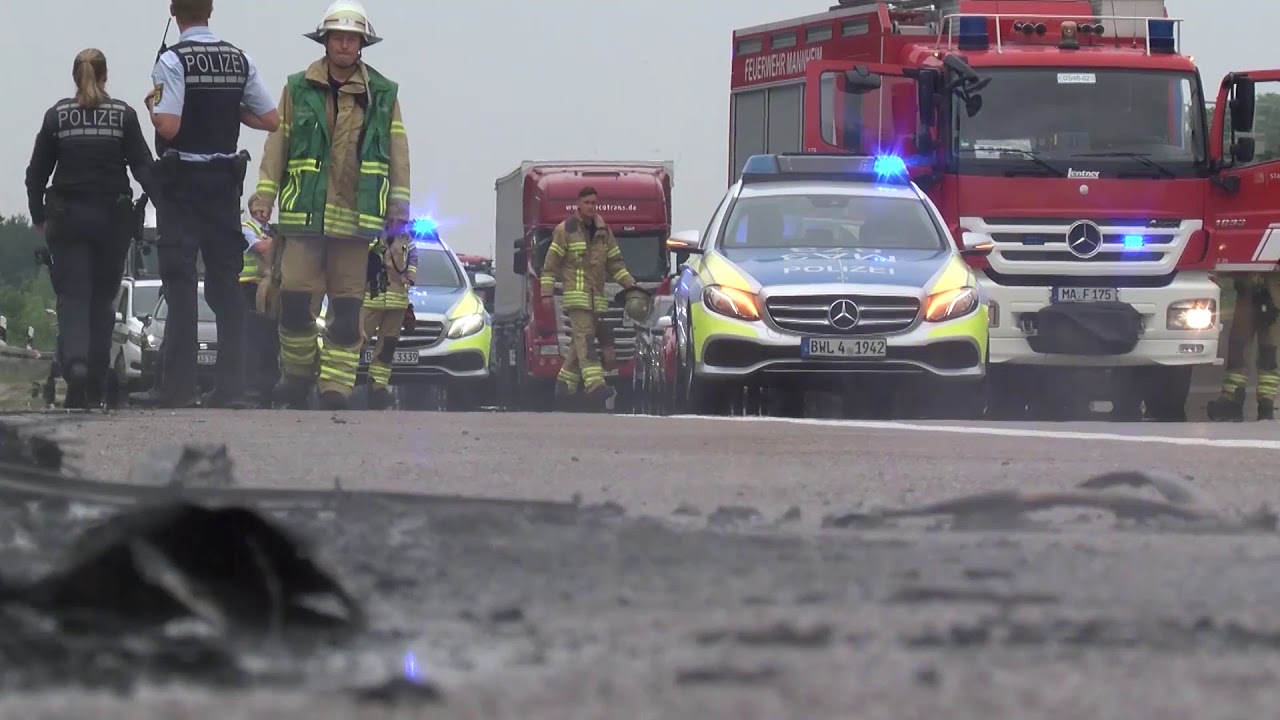 Auto fängt auf A6 plötzlich Feuer – Mini Cooper nur noch Schrott