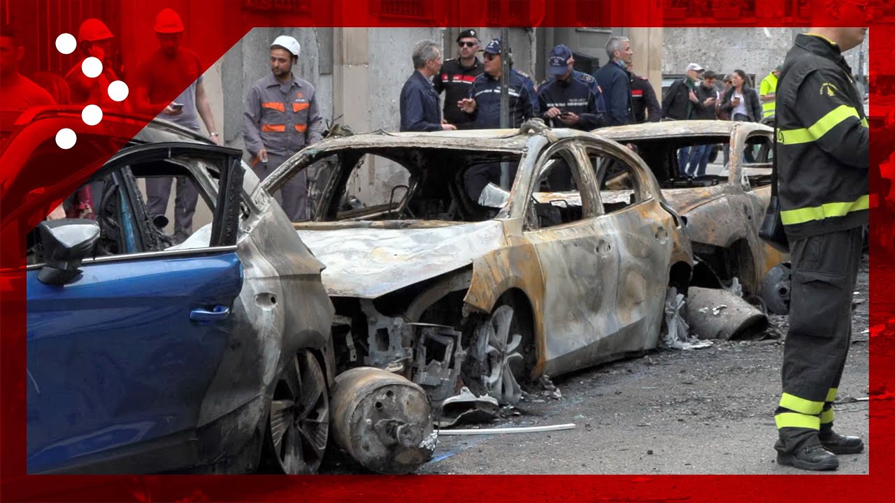 Incendio a Milano, carcasse delle auto rimaste coinvolte nell'esplosione del furgone a Porta Romana