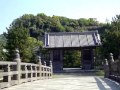 鹿児島石橋記念公園と噴煙を上げる活火山桜島