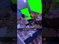 رجل في سرير فوضوي يشاهد التلفاز ميم الشاشة الخضراء