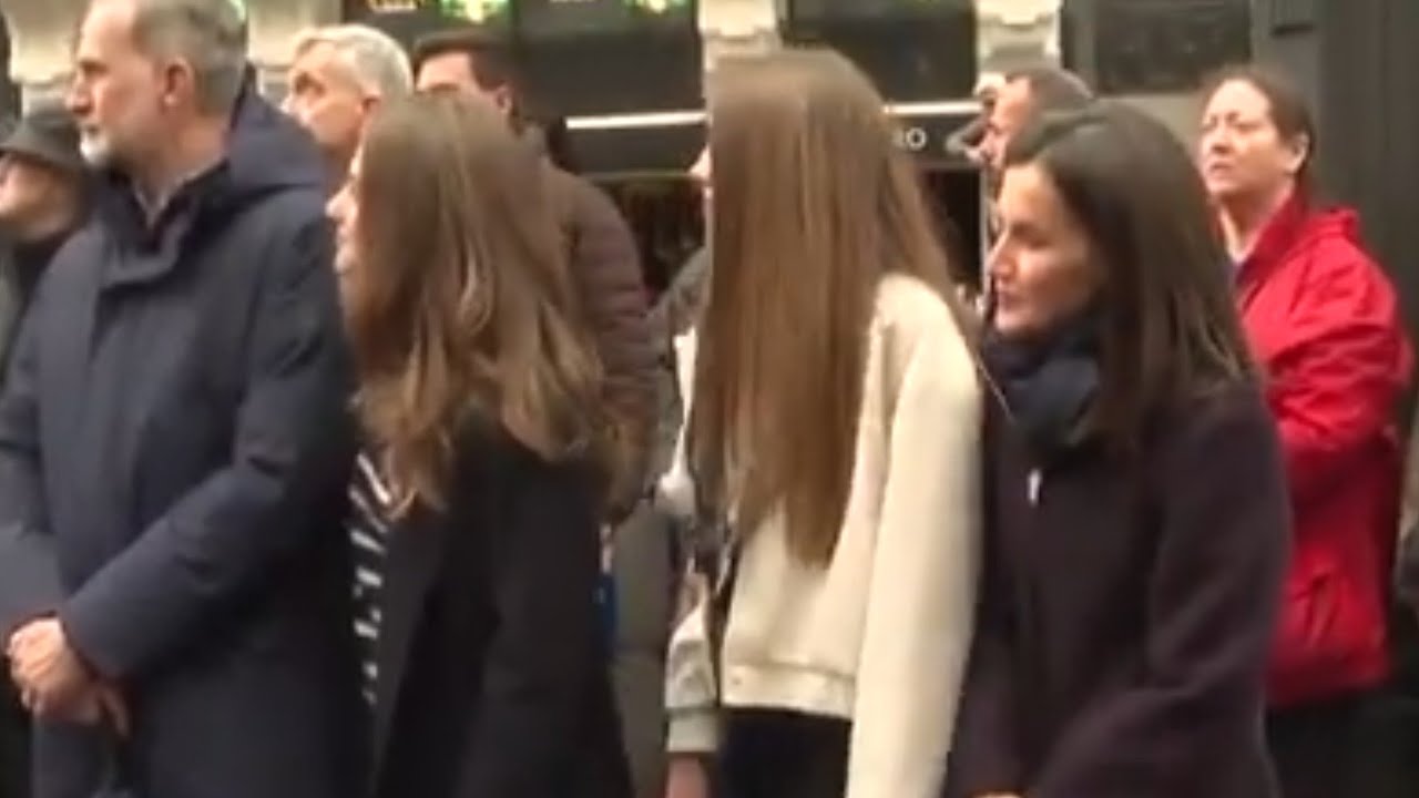 BOMBAZO : LOS REYES DE ESPAÑA CON SUS HIJAS EN LA PROCESION DE SEMANA SANTA MADRID