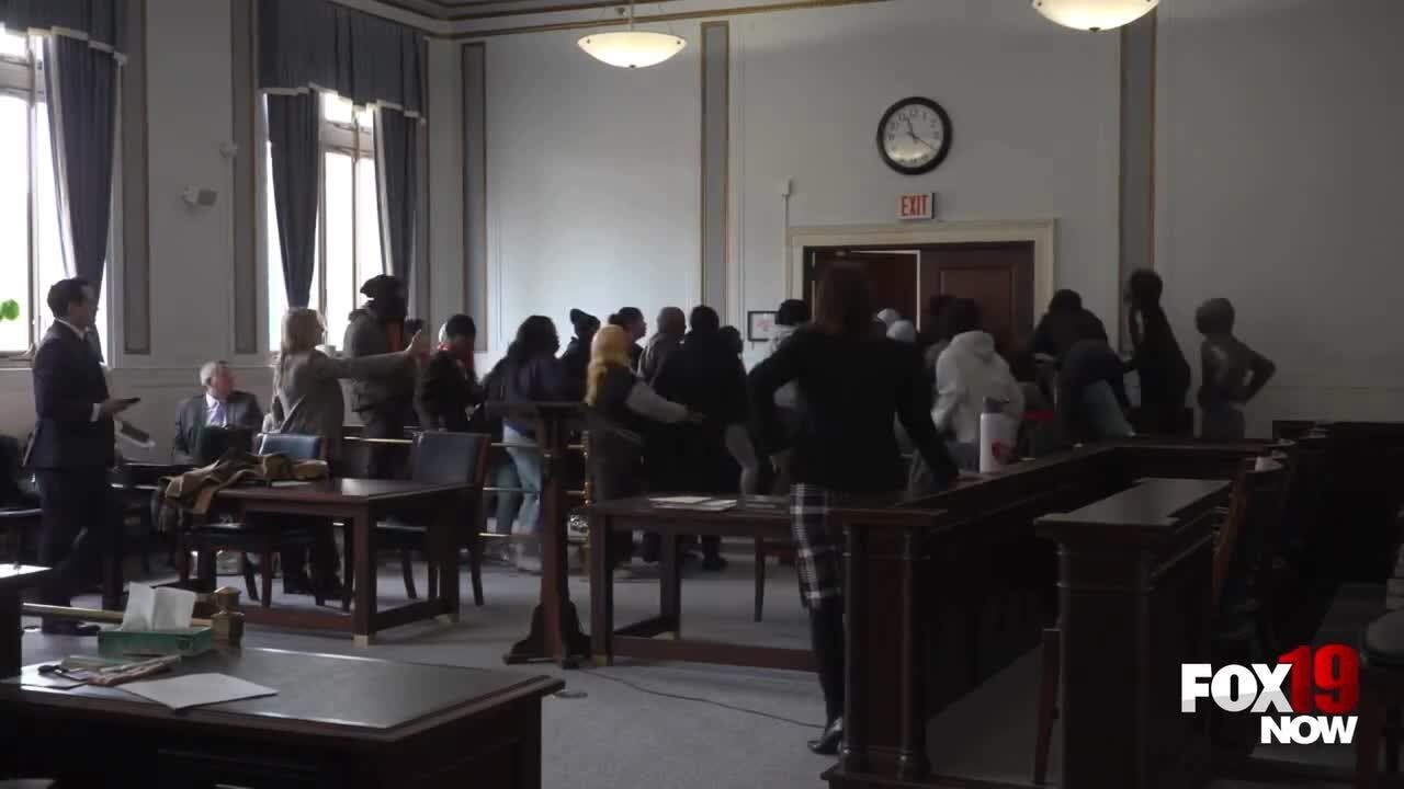 Courtroom fight spills out into the hallway, outside of courthouse ...