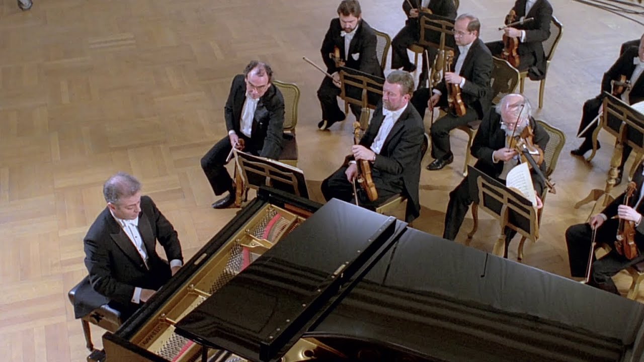Daniel Barenboim - Mozart: Piano Concerto No.22 in E flat major K