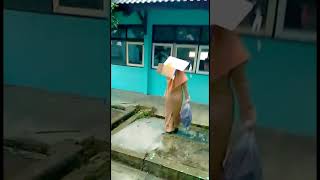 BU GURU CANTIK, GURUKU SAYANG GURUKU MALANG SAAT HUJAN PULANG BERPAYUNG KARDUS BEKAS KAPUR