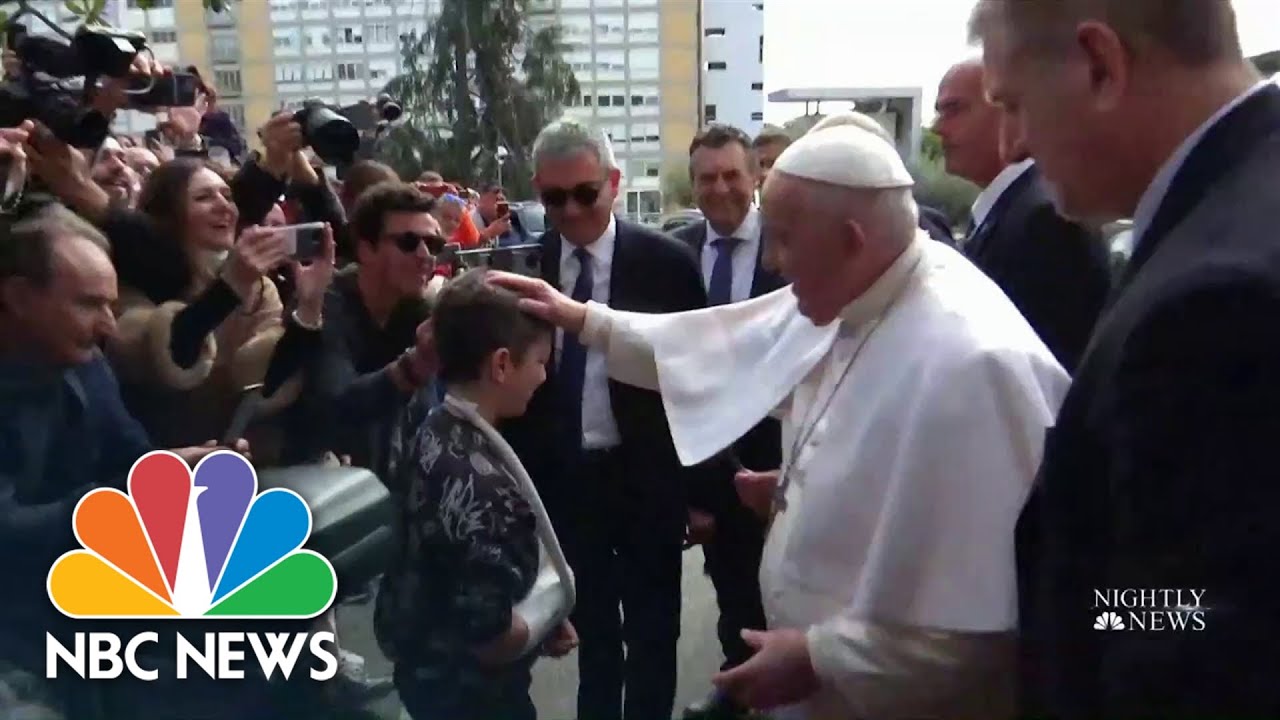 Pope Francis leaves hospital after treatment for bronchitis