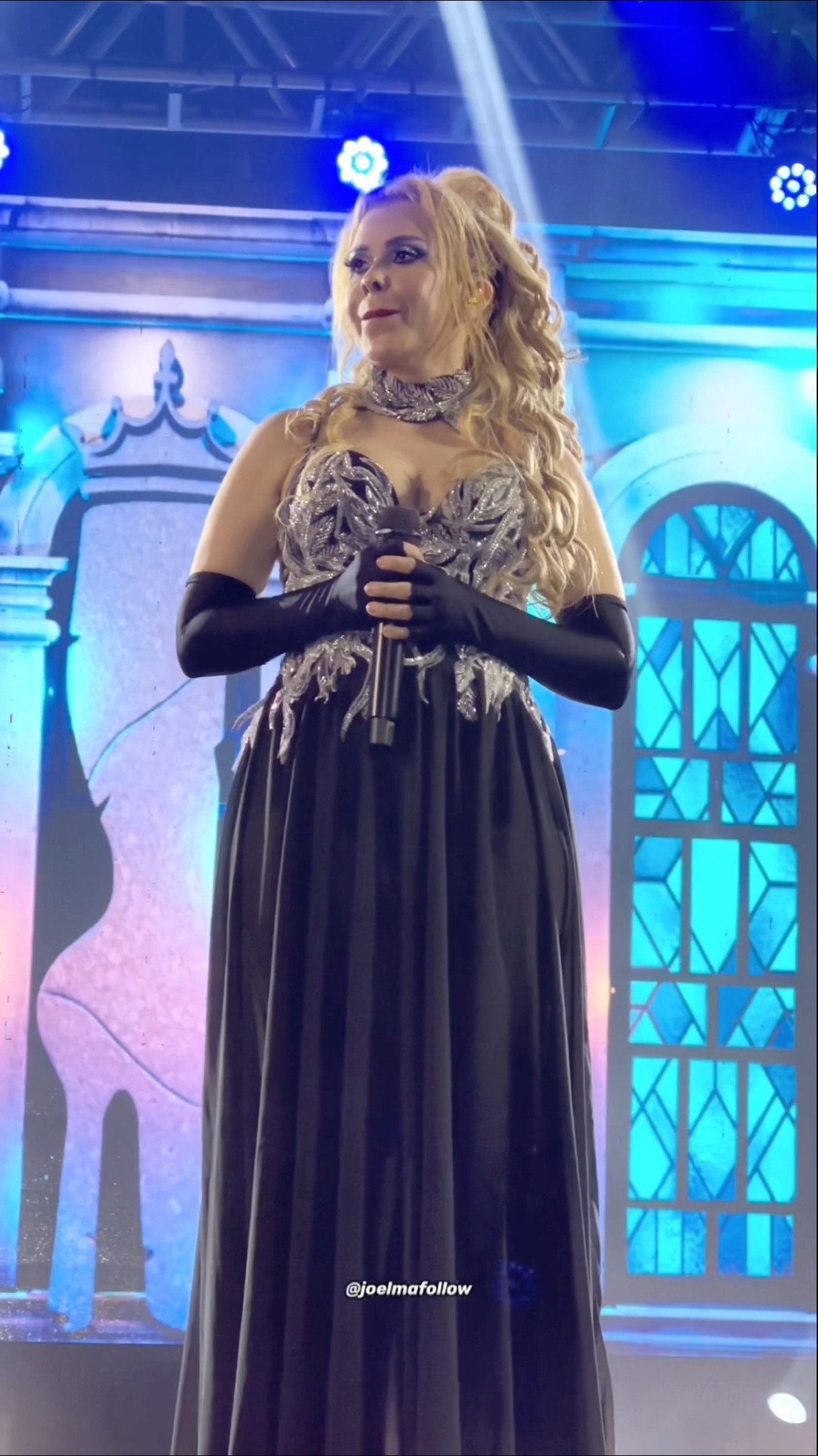 Joelma cantou música gospel e não conteve a emoção