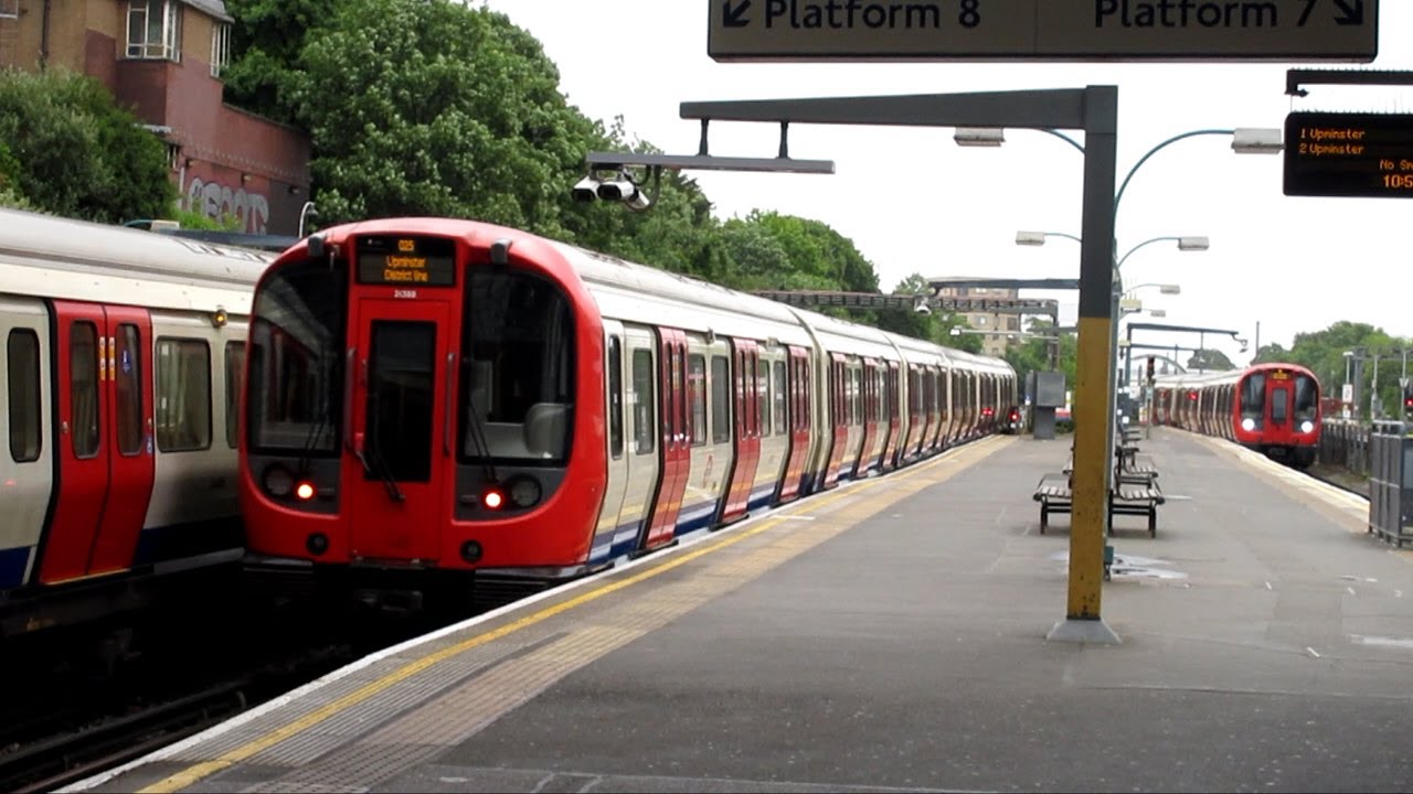 London Underground District Line (Earl's Court to Ealing Broadway) - 25th May, 2022