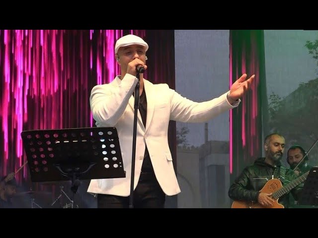 Maher Zain - Huwa Ahmadun (Live at Istanbul) class=