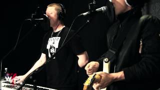 Jungle - &quot;Busy Earnin&#39;&quot; (Live at WFUV)