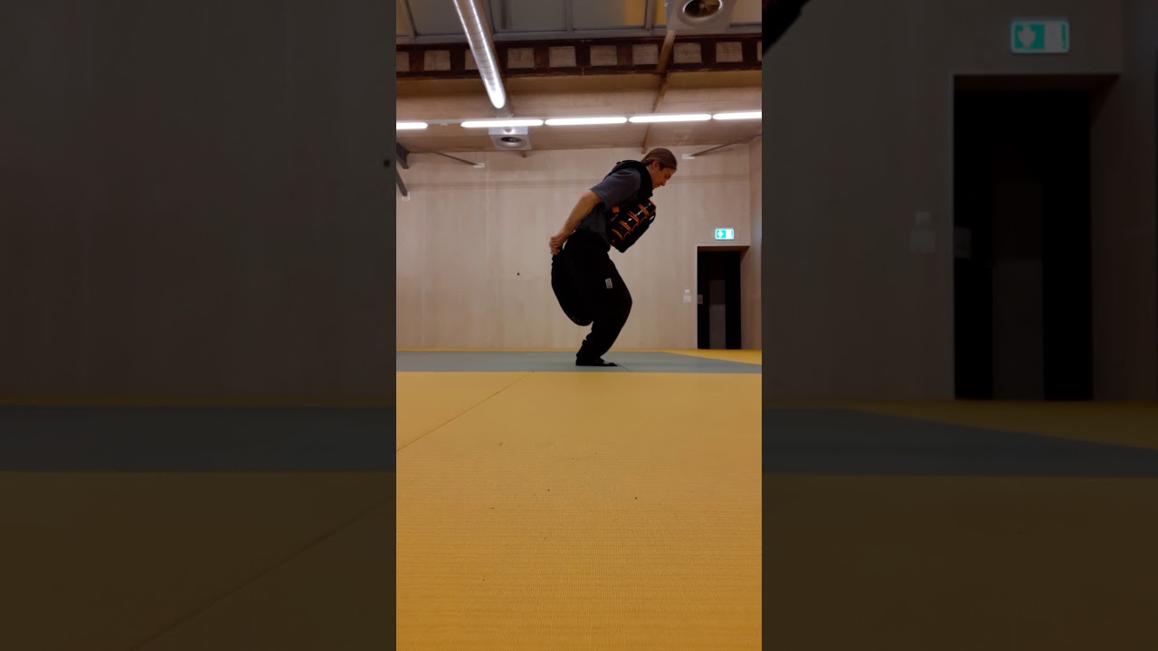 NUMI iso frontpack shrimp squat stance