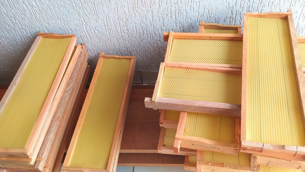 Colando Cera Alveolada no Quadrinho