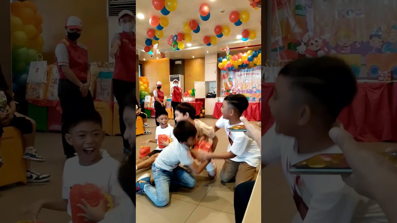 Competitive kids at Jollitown Party. Beeda ang saya #jollibee #party #jollitown