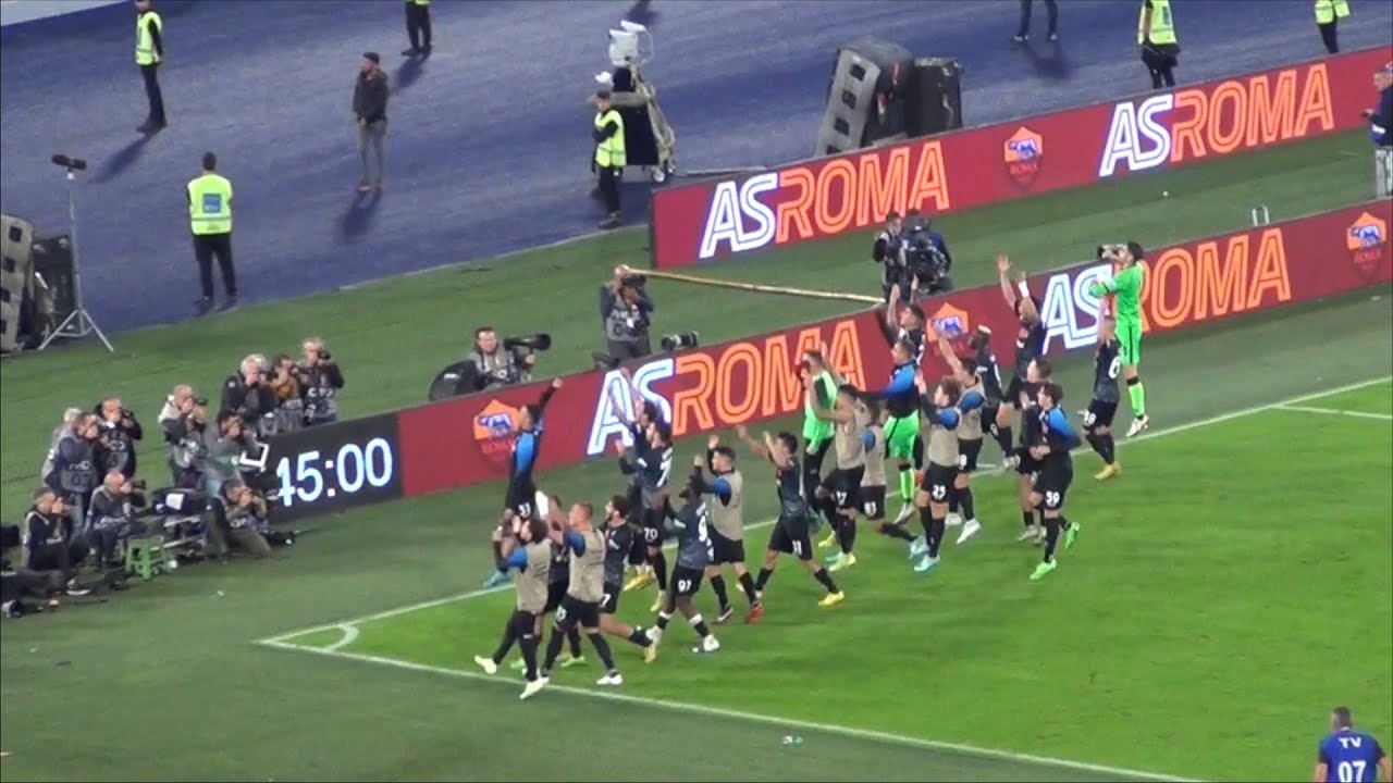 Festa Napoli: squadra sotto il settore ospiti dopo la vittoria sulla ...