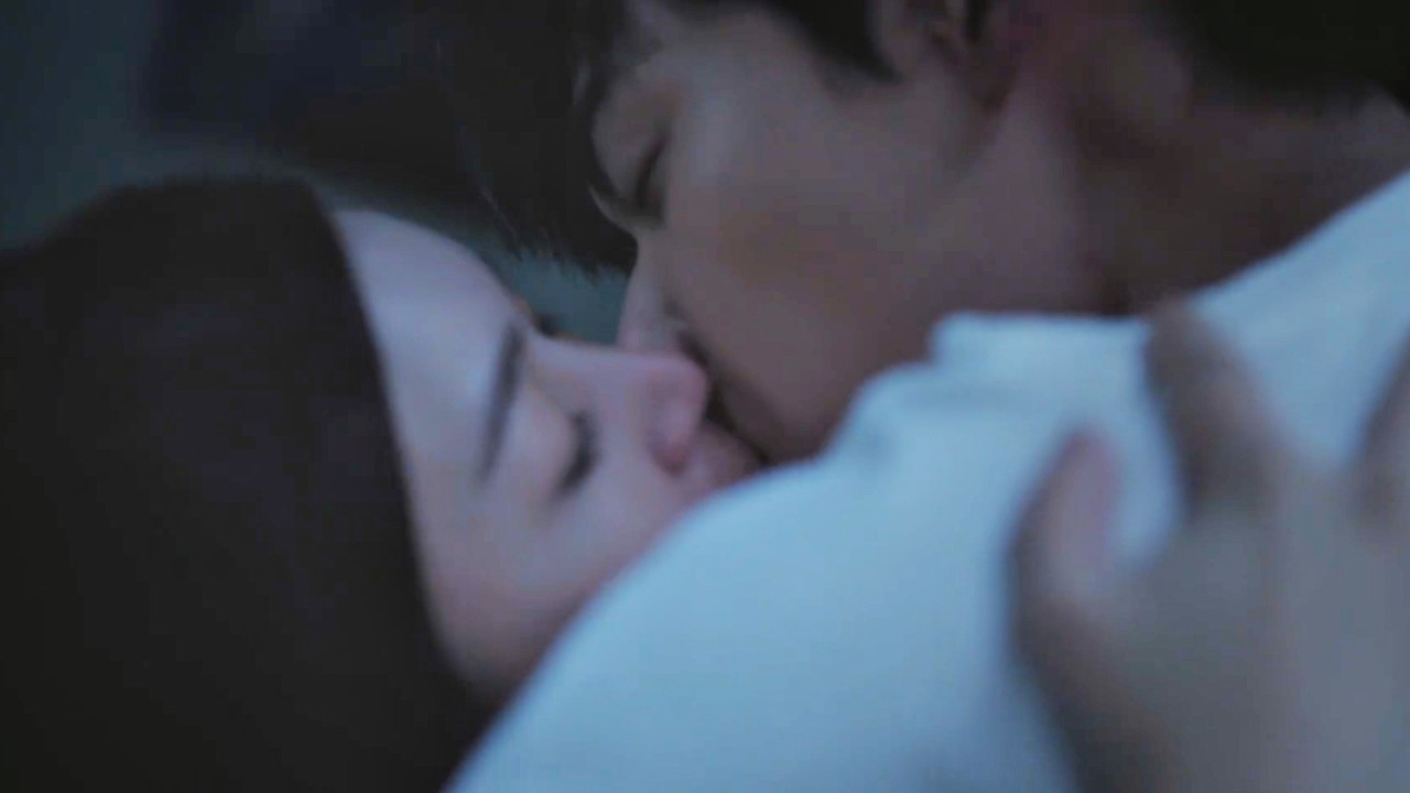 【狙击蝴蝶】😍李雾听到姐姐说喜欢自己立马开心，两人深情相拥，终于同床共枕！🦋#狙击蝴蝶 #周柯宇 #陈妍希 #最新電影#愛情電影