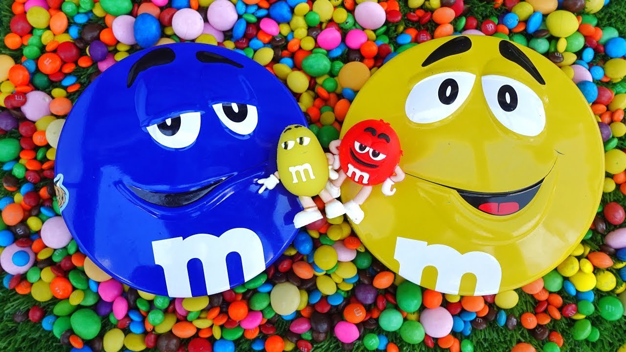 m-m-s-rainbow-candy-unpacking-mixing-colors-candy-in-two-m-m-s-box
