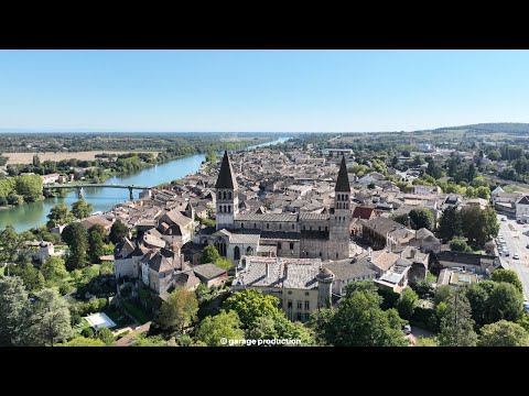 Tournus se révèle au fil de la Saône.