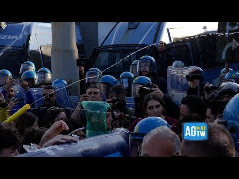 Video Napoli, tensione al corteo contro la remigrazione: manifestanti respinti dalla polizia