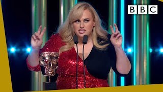 Rebel Wilson steals the show with HILARIOUS unexpected BAFTA 2020 speech - BBC Resimi