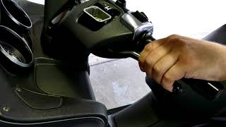 Piaggio MP3 500 Sport Wechseln der Bremsflüssigkeit hinten.