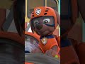 ¡Rubble y Rocky salvan el fuerte fugitivo de cartón! - #PAWPatrol #Shorts