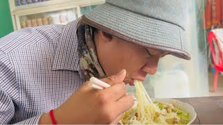 មាននុំបញ្ចុកសម្លរខ្មែរជាមួយម្ទេសជ្រក់ #cambodiafood #eating Noodle and Chilli