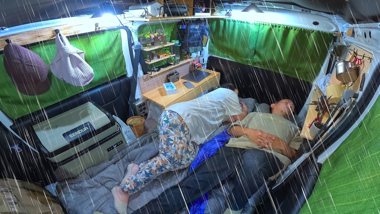 Дождливая ночь в маленьком автомобиле Kei, слушая шум дождя