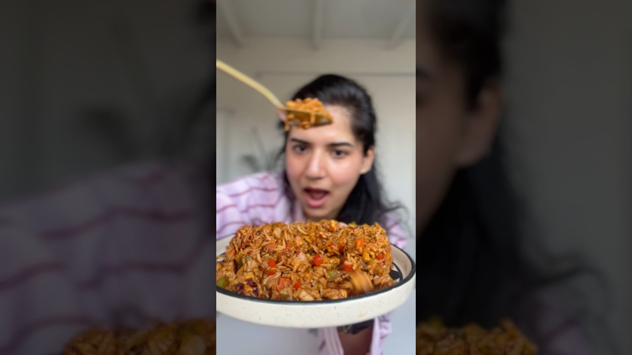 Вам понадобится всего 10 минут, чтобы приготовить этот жареный рис с шезваном паниром 🍚🌶️