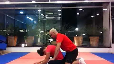 Como é realizado o alongamento passivo?