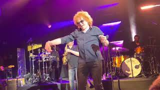 Video thumbnail of "Shepherd Bush, Simply Red, Something got …."