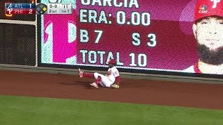 ATL@PHI: Herrera races to make catch against wall