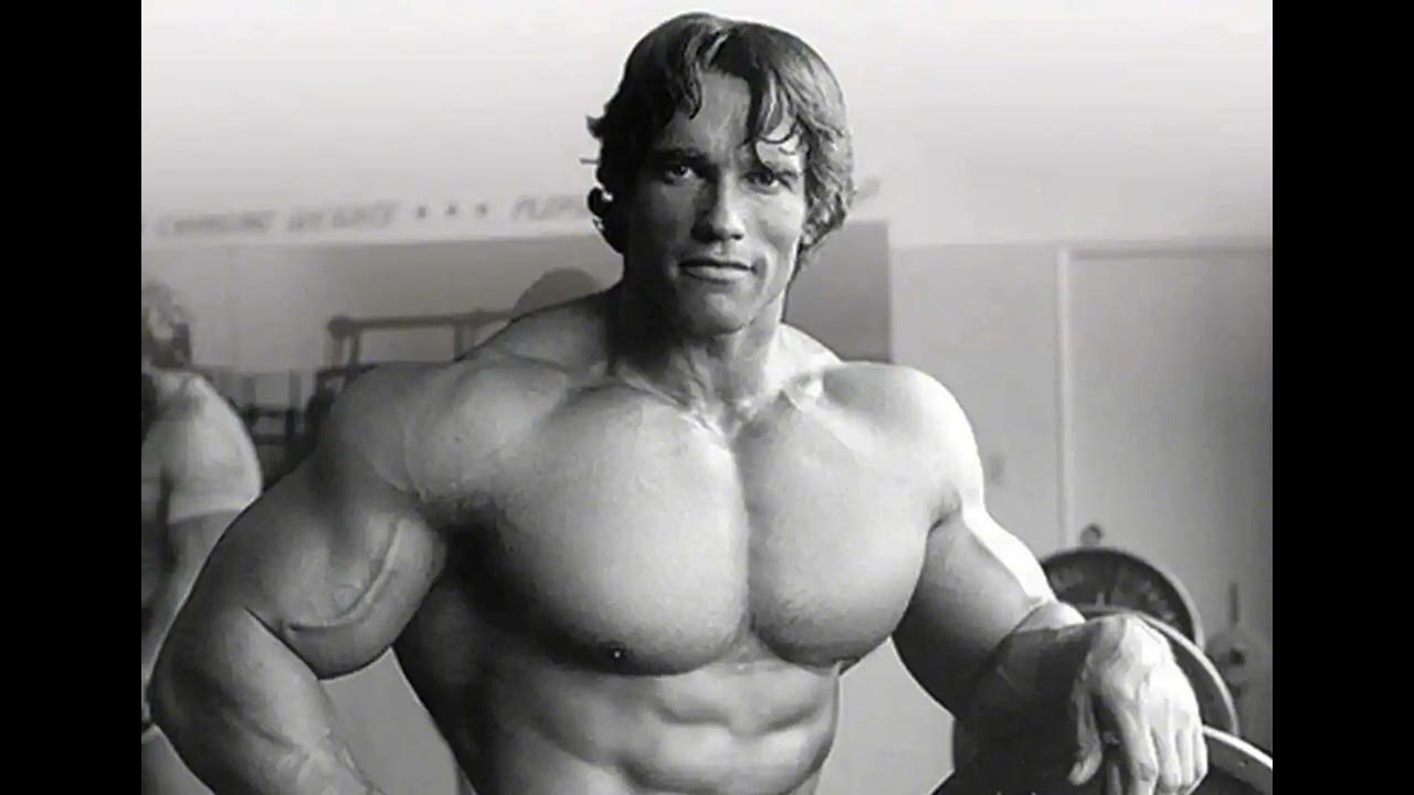 Сильный человек. Украинский воркаутер денис минин. Сильный мужчина. Мужской фитнес. Сильный одинаковый.