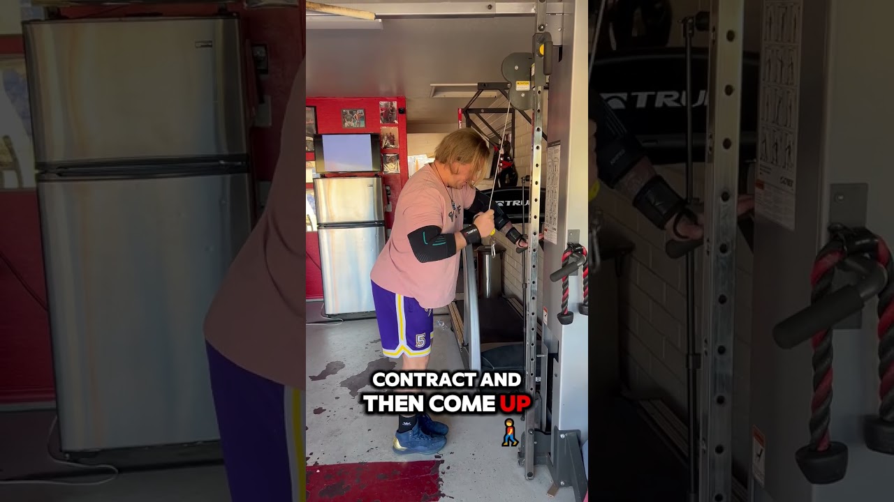 Let’s work those triceps with single-arm extensions!  Step-by-step: 👉 Take the handles off.