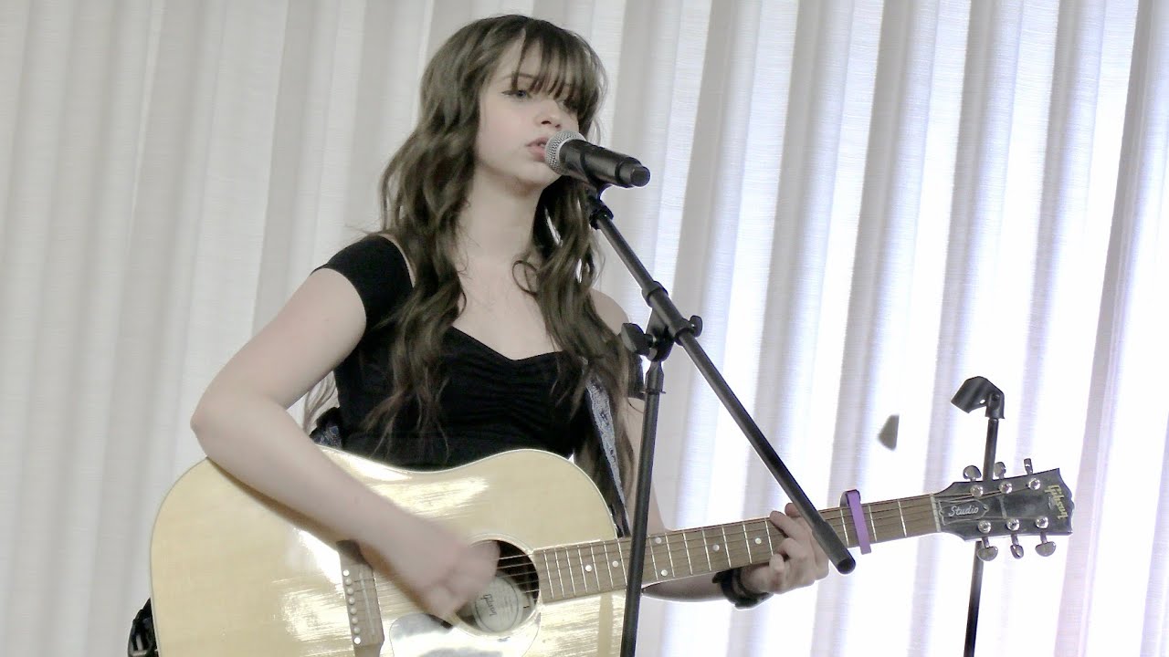 Cam Elise - Torn auf YouTube ansehen Cam Elise - Torn auf YouTube ansehen