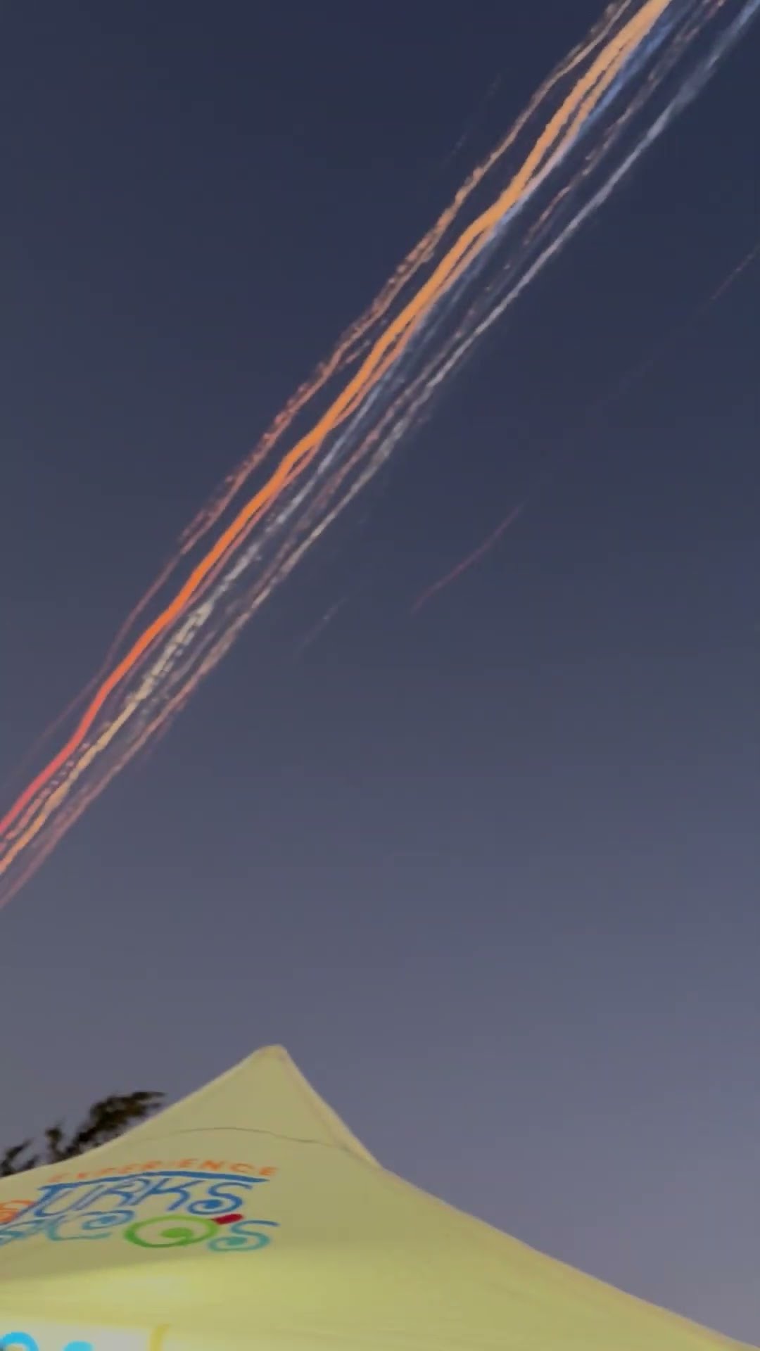 Space Debris Burns Up Over Turks and Caicos Islands || ViralHog