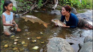 Top survival skills mother with daughter in forest- Catch big fish &amp; pick mussels for food +6cooking