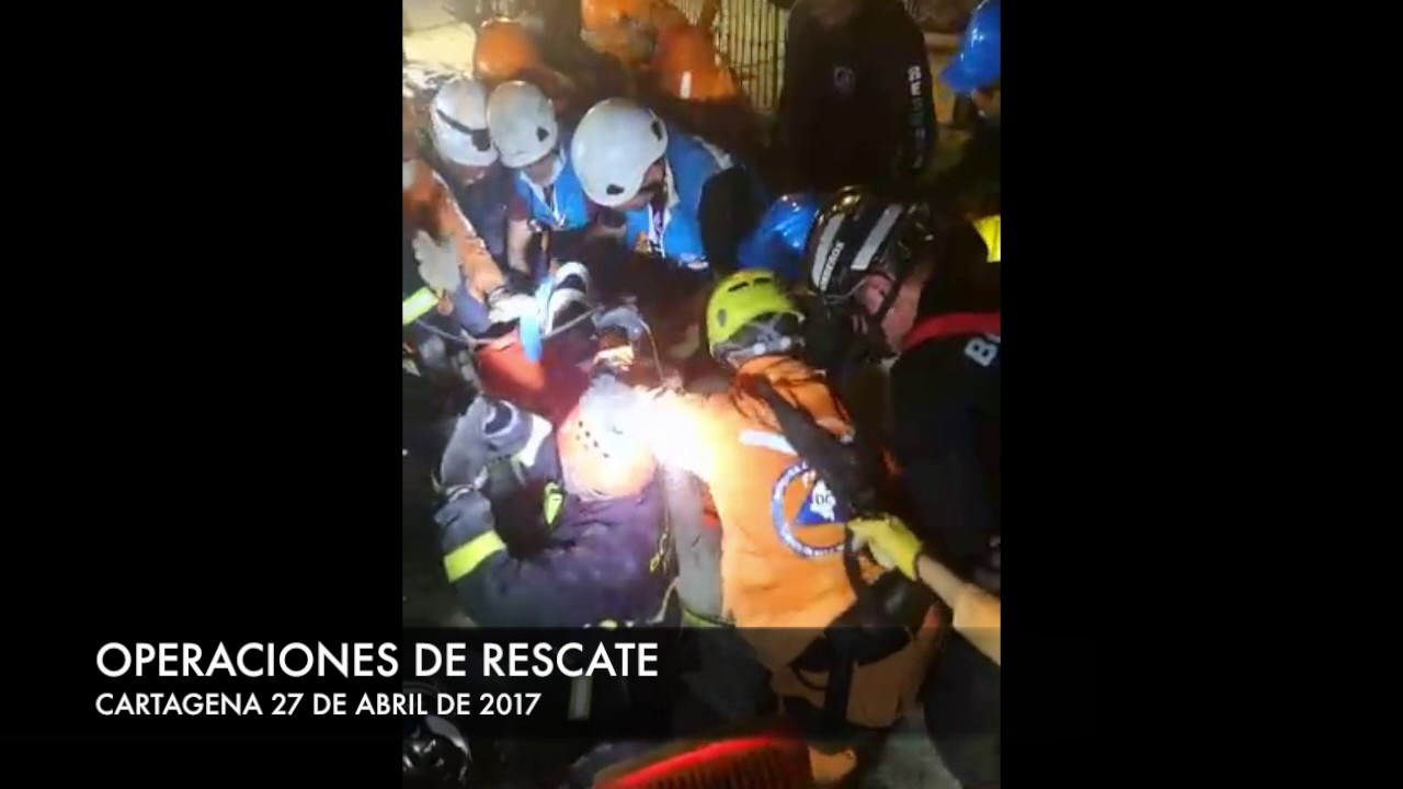 BOMBEROS BOGOTÁ - RESCATE DE PERSONA EN CARTAGENA BAJO LOS ESCOMBROS bomberos in english