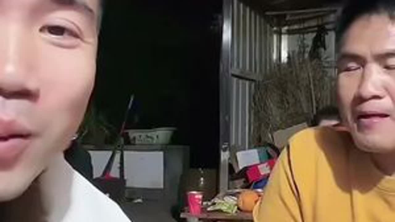 小陈跟黄衣哥交流，主打各说各的#小陈的老挝媳妇儿 #老挝黄衣哥