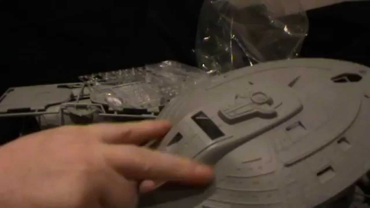 Revell 1/677 USS Voyager and diorama : r/StarTrekStarships