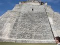 Réflexion au pied de la Pyramide El Castillo - Quetzal